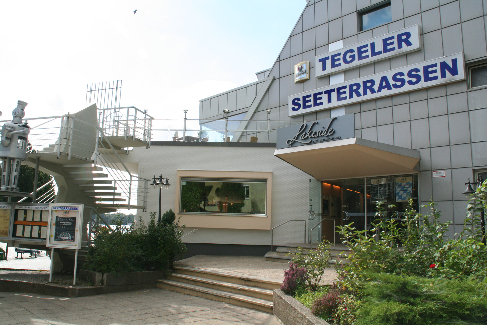 Eingang der Tegeler Seeterrassen an der Promenade