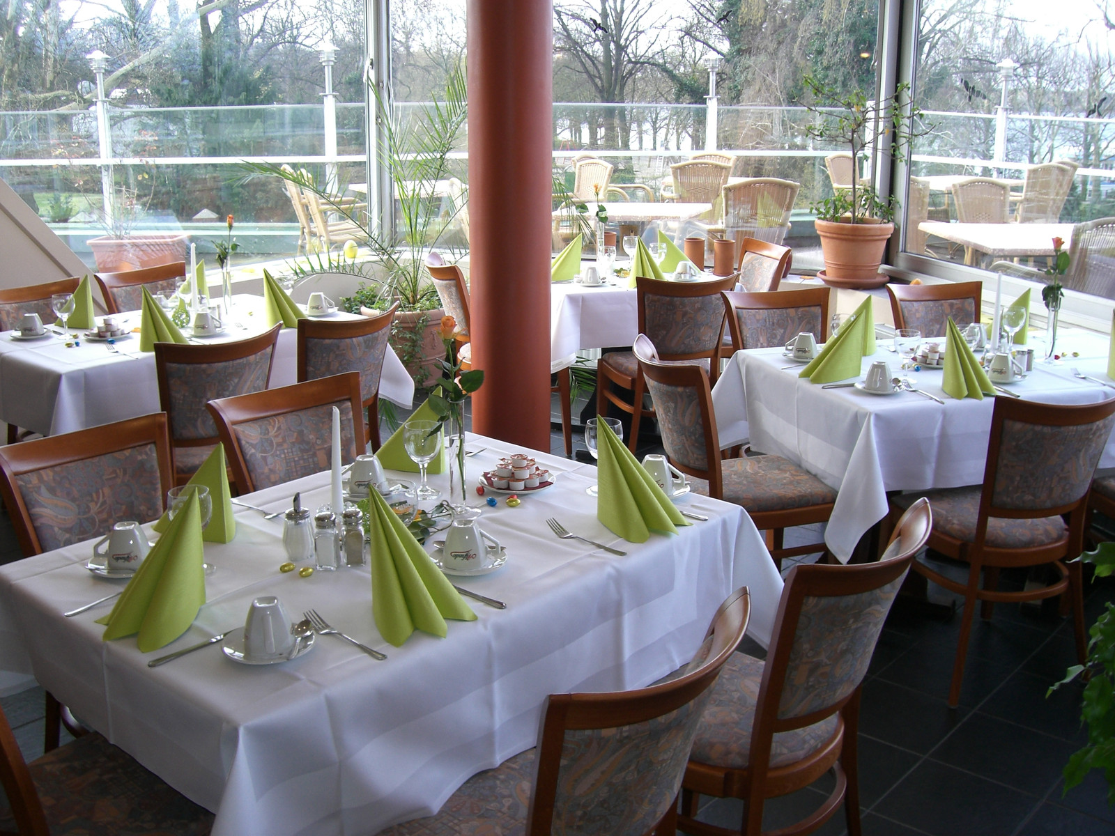 Gedeckte Tische im Café an der Fensterfront zur Promenade