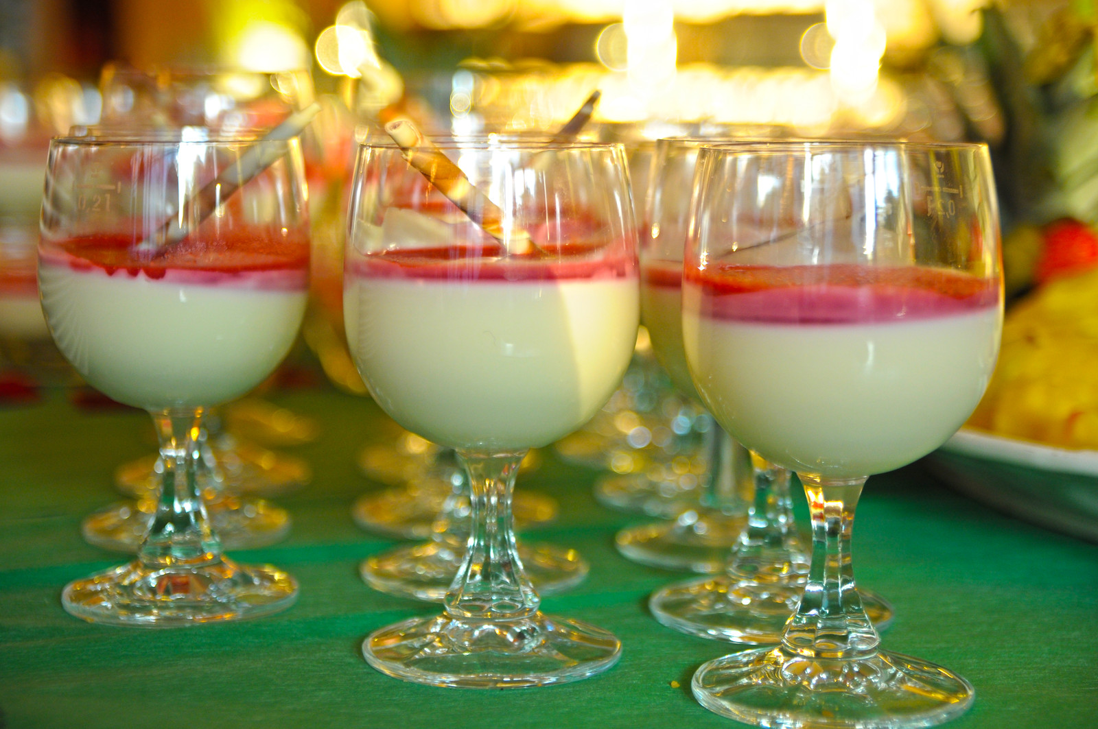 Desserts in Gläsern auf einem Veranstaltungsbuffet