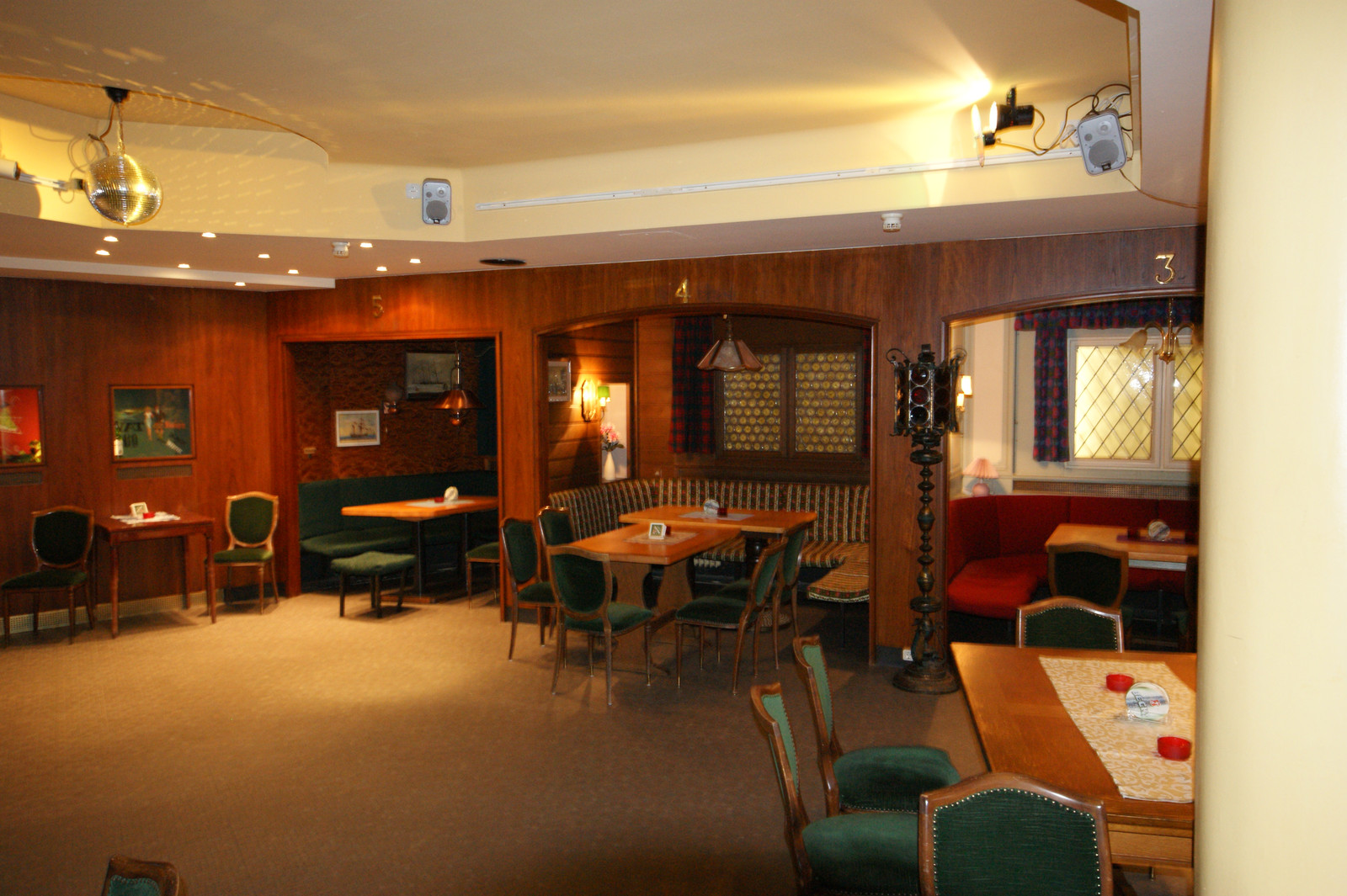 Hafenbar mit holzgetäfelten Sitznischen und Tischen