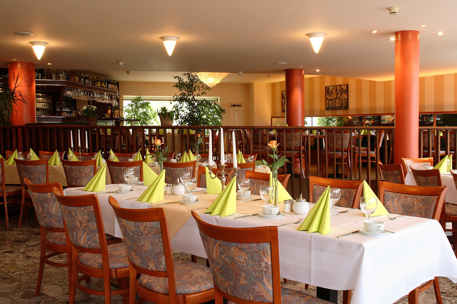 Gedeckte Tische im Restaurant Lakeside mit orangefarbenen Säulen