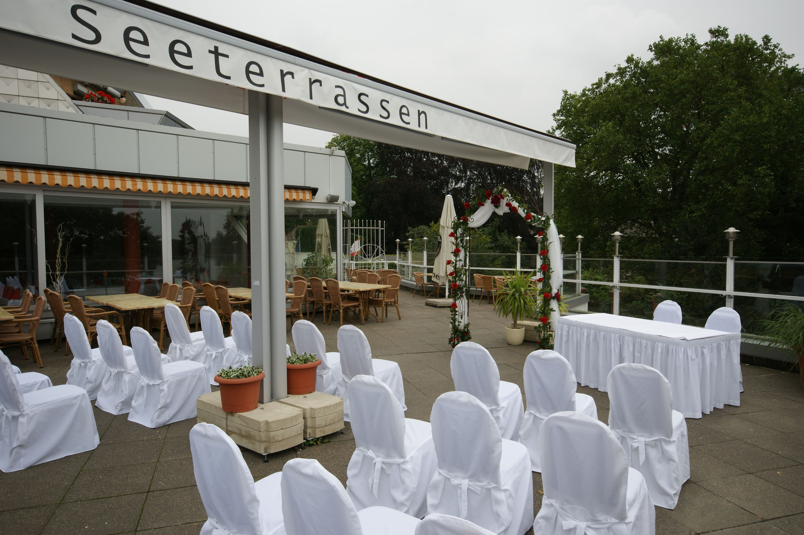 Für eine Trauung vorbereitete Terrasse der Seeterrassen